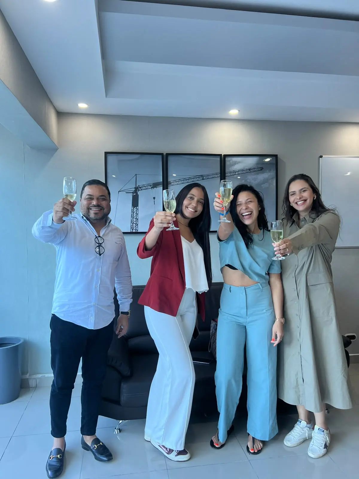 Cris Sánchez celebrando junto a sus clientes