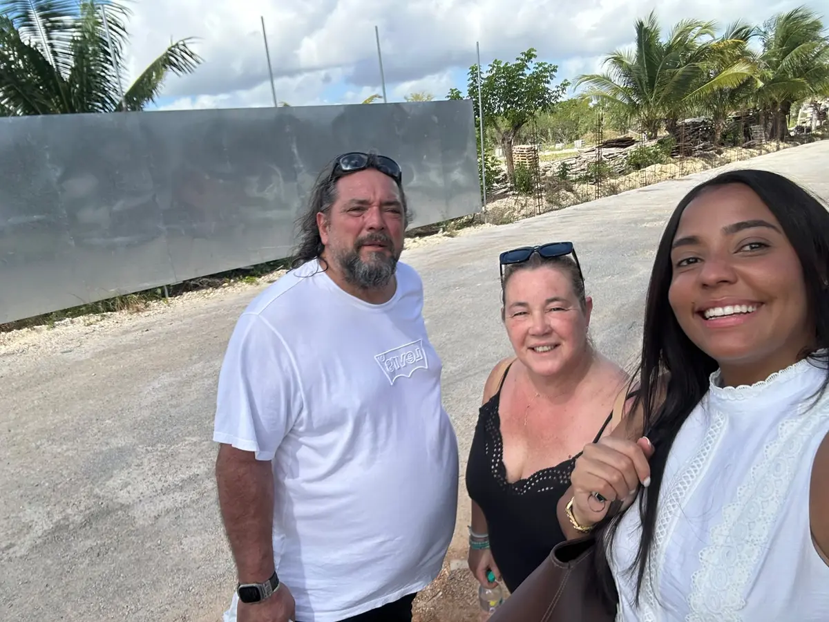 Cris Sánchez acompañando a una pareja durante una visita